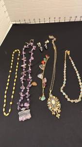 lot 1200 image: Womens jewelry necklaces, bracelet and clip on earrings