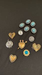 lot 1203 image: Womens jewelry button covers