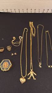 lot 1207 image: Womens jewelry including rings