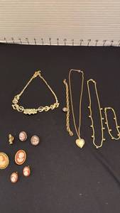 lot 1213 image: Womens jewelry