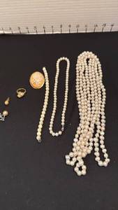 lot 1214 image: Womens jewelry