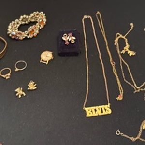 lot 1218 image: Womens jewelry including rings and watch