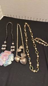 lot 1221 image: Womens jewelry