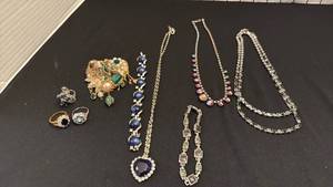 lot 1225 image: Womens jewelry including rings