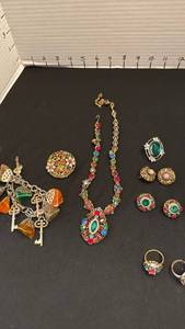 lot 1227 image: Womens jewelry including rings