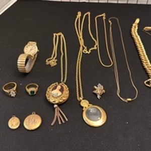 lot 1228 image: Womens jewelry including rings