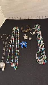 lot 1229 image: Womens jewelry including rings