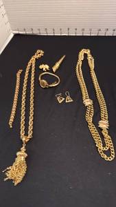 lot 1230 image: Womens jewelry including watch