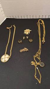 lot 1231 image: Womens jewelry including rings
