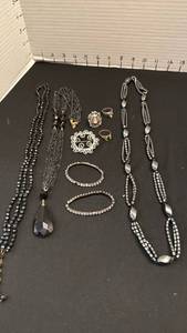 lot 1233 image: Womens jewelry including rings
