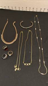 lot 1234 image: Womens jewelry including rings