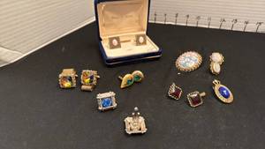 lot 1237 image: Mens cuff links, womens pin and pendant