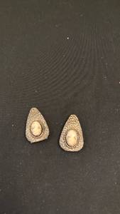 lot 1239 image: Vintage cameo clip on earrings