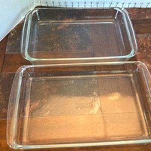 lot 2006 image: 2 Pyrex glass dishes