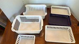 lot 2007 image: 6 plastic baskets trays