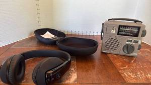 lot 2009 image: Grundig radio world band receiver and light with headphones new in case