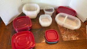 lot 2015 image: Rubbermaid plastic food storage containers