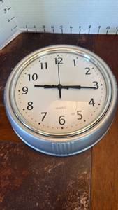 lot 2019 image: Bernhardt battery operated clock