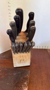 lot 2020 image: Chicago Cutlery knife block with knives