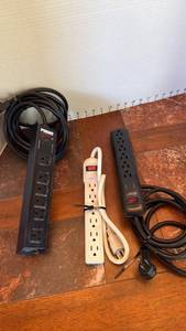 lot 2026 image: 3 power strips