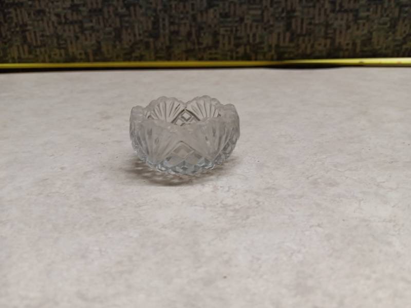 lot 1136 image: Vintage Miniature Cut Glass Bowl with Shell & Diamond Pattern