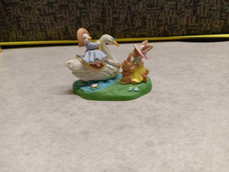 lot 1139 image: Porcelain Figurine Set Swan & Rabbits on Base