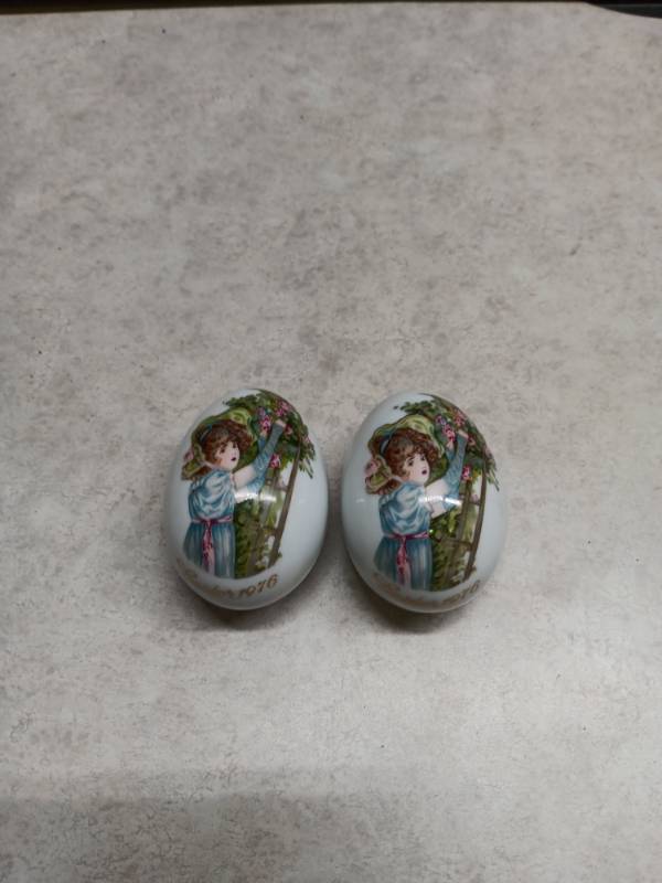 lot 1140 image: Easter 1916 Porcelain Egg Ornament Pair