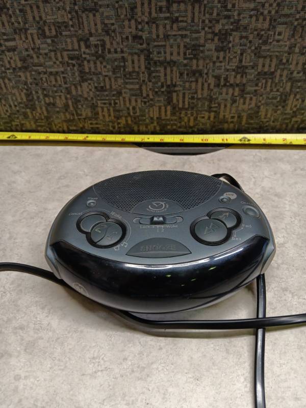 lot 1156 image: GE Model 7-4894A Alarm Clock Radio