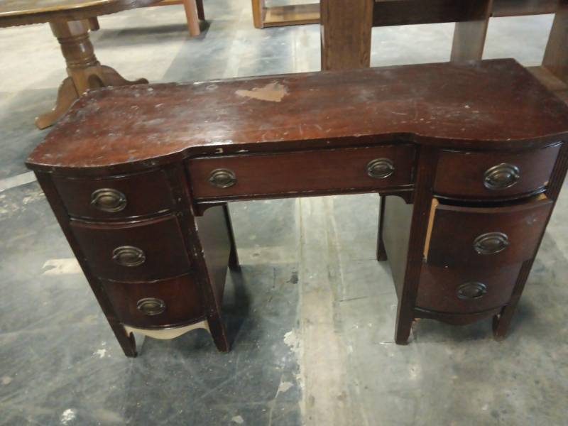 lot 1229 image: Vintage Mahogany Serpentine Desk w 6 Drawers
