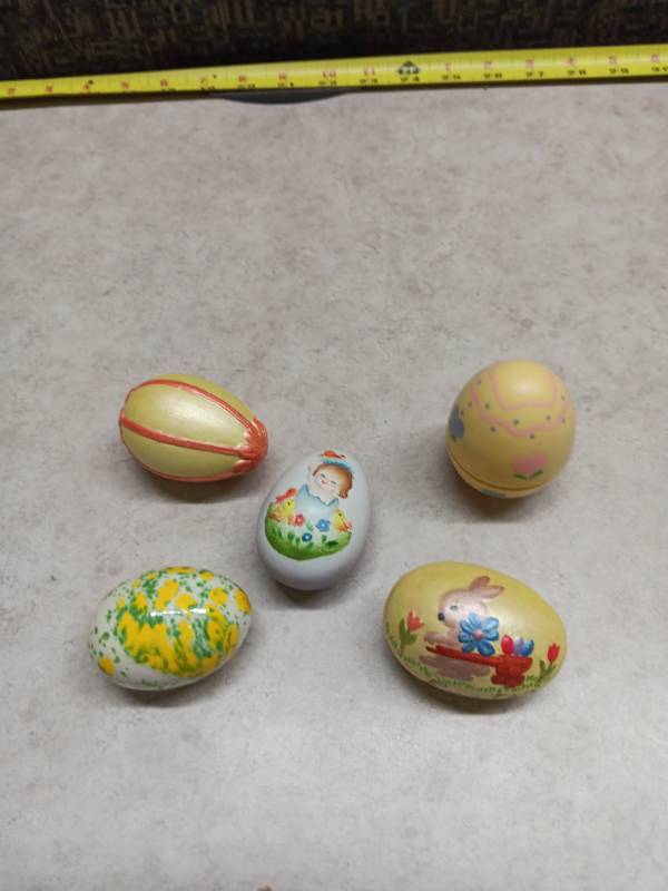 lot 1263 image: Vintage Easter Eggs Painted Plastic Lot of 5