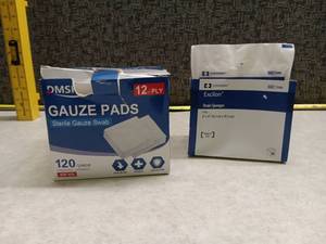 lot 1238 image: DMSKY Sterile Gauze Pads 12-Ply 4x4in & Covidien Excilon Drain Sponges