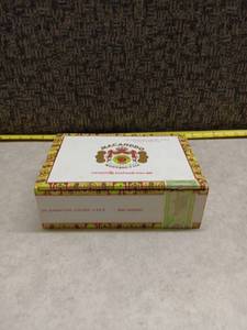 lot 1261 image: Macanudo 25 Hampton Court Cafe Cigars Empty Box