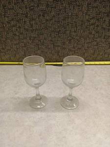 lot 1289 image: Set of 2 Clear Glass Wine Glasses w Stem