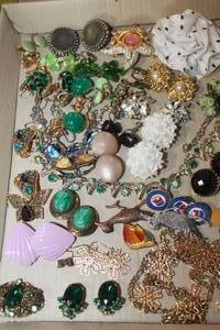 lot 4039 image: Flat of Misc. Jewelry