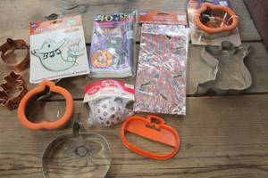 lot 4080 image: NIP Vtg. Halloween Candy Bags, Cookie Cutters & More