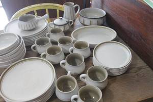 lot 4106 image: Vtg. Made in England Dish Set