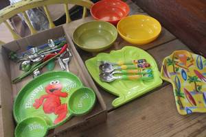 lot 4109 image: Vtg. Tupperware Bowls, Childs Silverware & More