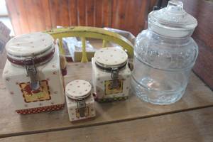 lot 4122 image: Chicken Canisters and More needs cleaning