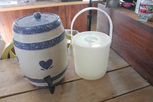 lot 4123 image: Drink Dispenser and Ice Bucket