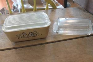 lot 4124 image: Vintage Pyrex Homestead Refrigerator Dish small chip on lid & More