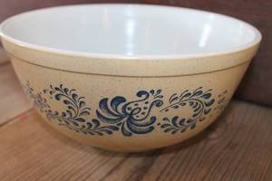 Vintage Pyrex Homestead 2 1/2 Quart Bowl no chips/cracks