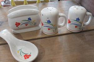 lot 4126 image: Vintage Saltera S&P Shakers & More needs cleaning