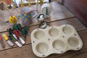 lot 4129 image: Cupcake Pan, Kitchen Timers & More