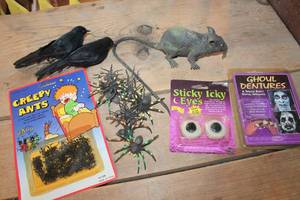lot 4164 image: Plastic Spiders, NIP Ghoul Dentures & More