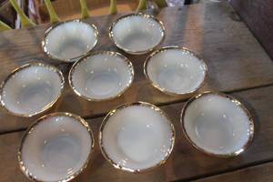 lot 4165 image: 8 Vintage Fire King Berry Bowls