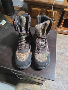 lot 17 image: Hiking Boots Pair Camouflage Pattern Size 7