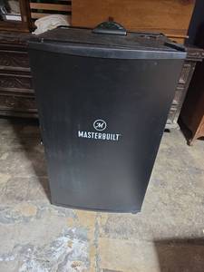 lot 21 image: Masterbuilt Electric Smoker with Digital Controller