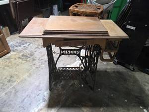 lot 24 image: Vintage Singer sewing machine on Singer Treadle Sewing Machine Table with Cast Iron Base