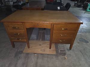 lot 36 image: Nice wood desk