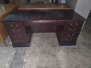 lot 37 image: Nice desk
